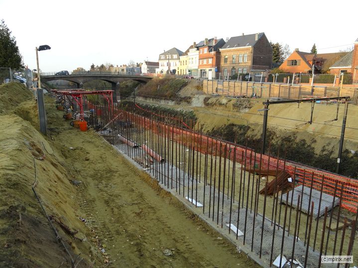 DSC01123.JPG - Mur de soutènement et fouilles blindées pour la dalle de la future gare